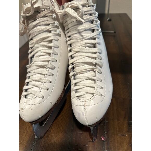 Ice Skates White Christmas Decor reidell Vintage Cozy Holiday party porch Wreath - Picture 8 of 11